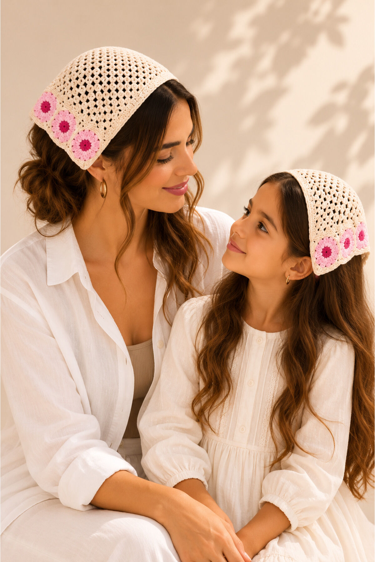 2li Anne & Kız Örgü Bandana Kombini – Çiçek Motifli Saç Bandanası (Çocuk 4-12 Yaş) Pembe