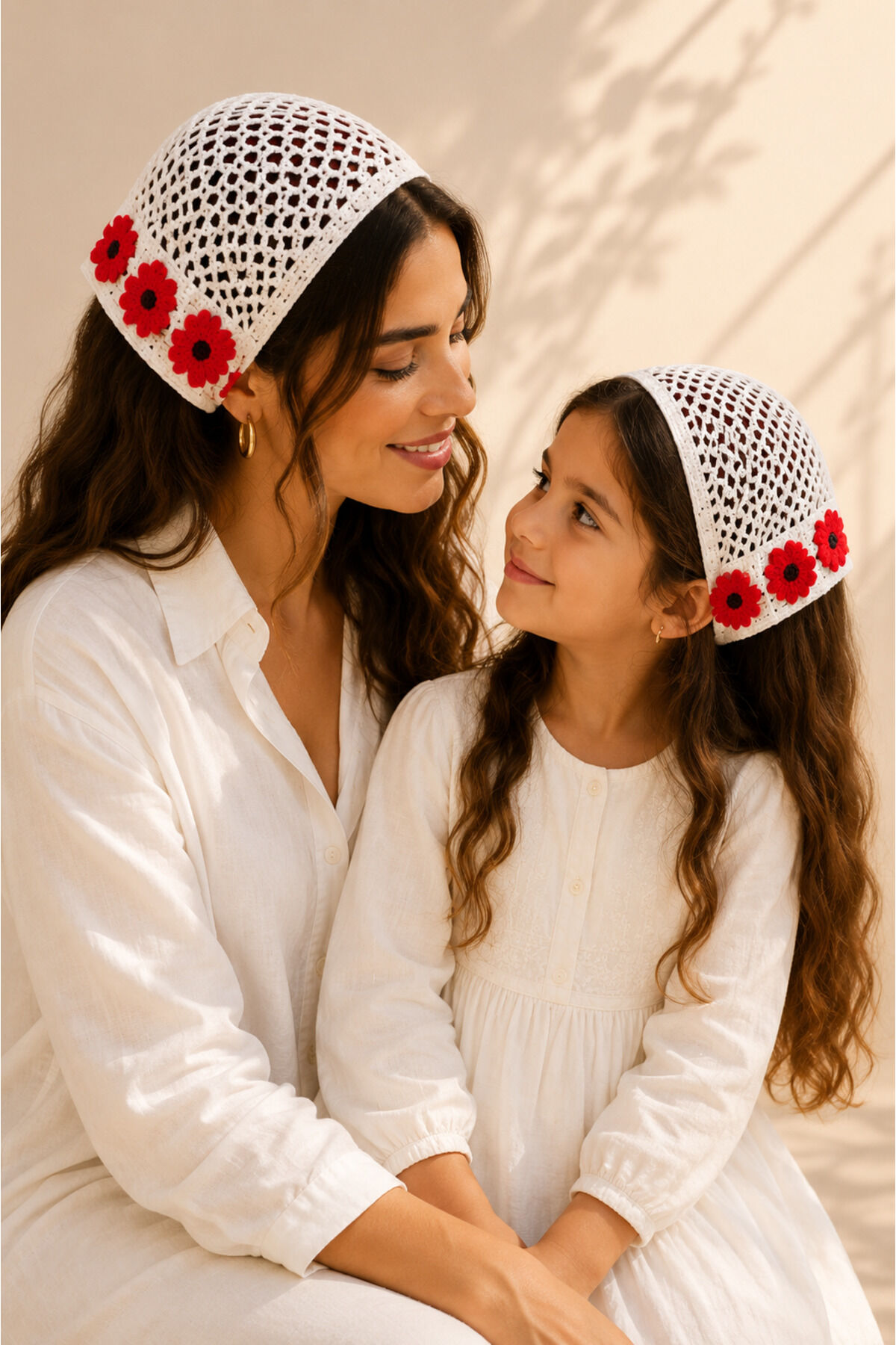 2li Anne & Kız Örgü Bandana Kombini – Çiçek Motifli Saç Bandanası (Çocuk 4-12 Yaş) Kırmızıbeyaz